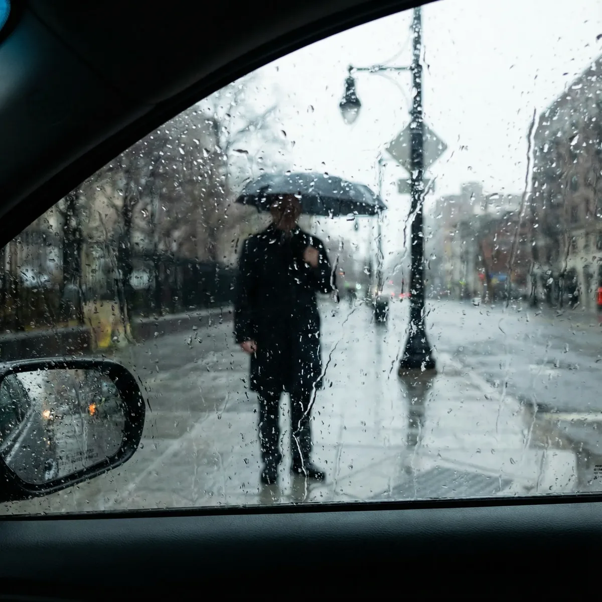Gegenschuss durch ein regennasses Fenster