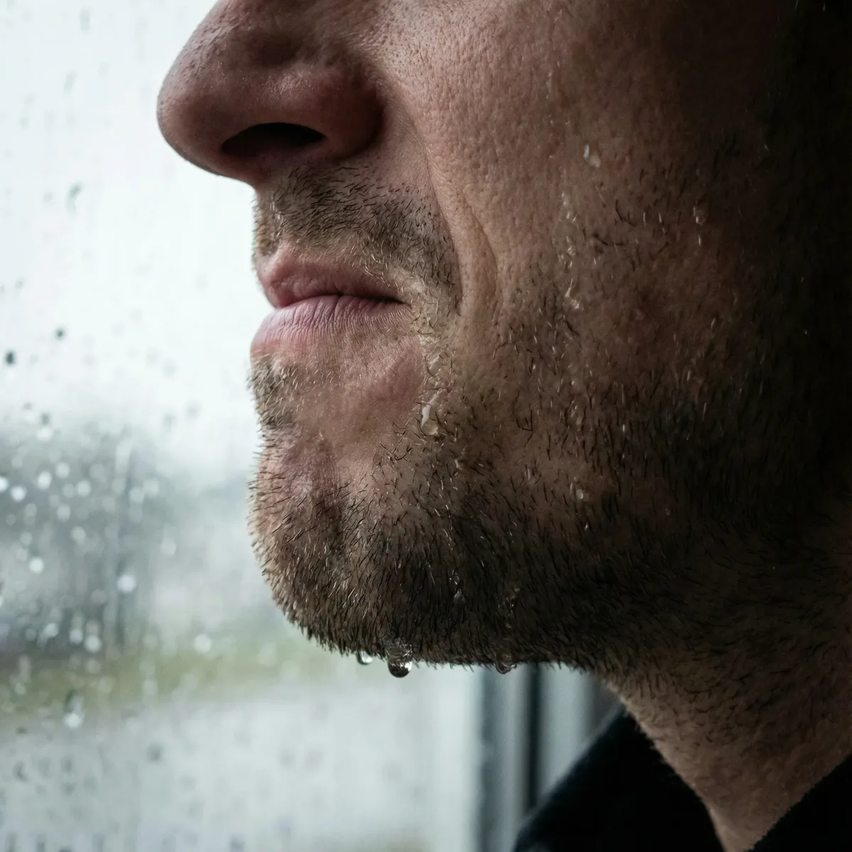 Enge Kopfaufnahme fokussiert auf einen zusammengebissenen Kiefer